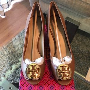 Brand new Tory Burch Kara tan wedge prep toe heel